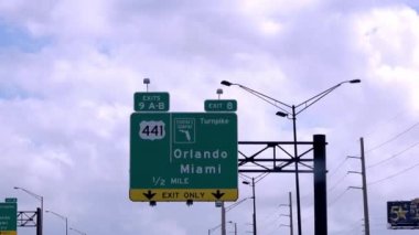 Florida otoyolundaki sokak tabelası Miami ve Orlando 'yu gösteriyor.