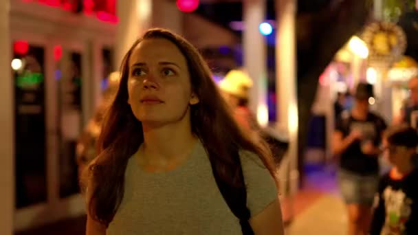 Jovem mulher bonita explora rua Duval em Key West à noite — Vídeo de Stock