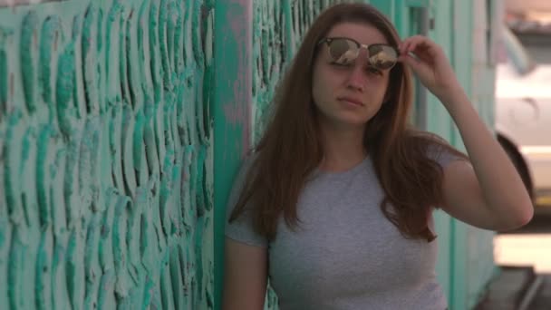 Portrét záběr mladé hezké ženy v létě — Stock video