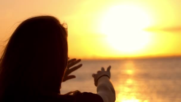 A nő nyugszik a strandon Miami naplementekor - gyönyörű sziluett lövés — Stock videók