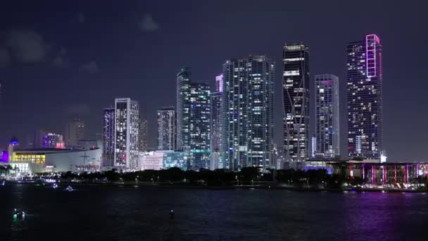 Skyline van Miami 's nachts — Stockvideo