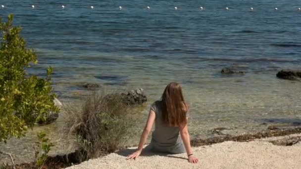 아름다운 여성 이 플로리다 키즈 에서 수정처럼 맑은 물이 흐르는 아름다운 잔잔 한 해변을 즐긴다 — 비디오