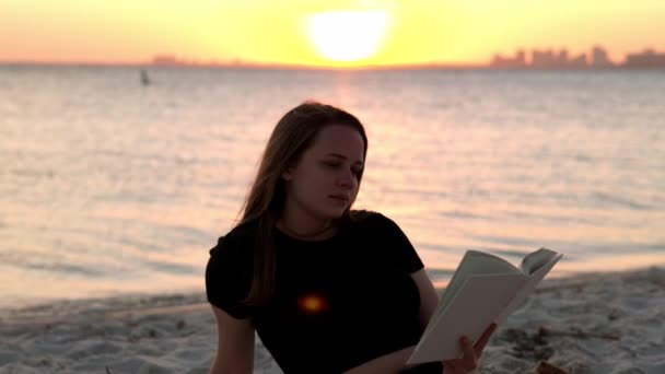 Rilassarsi sulla spiaggia di Miami dopo il tramonto — Video Stock