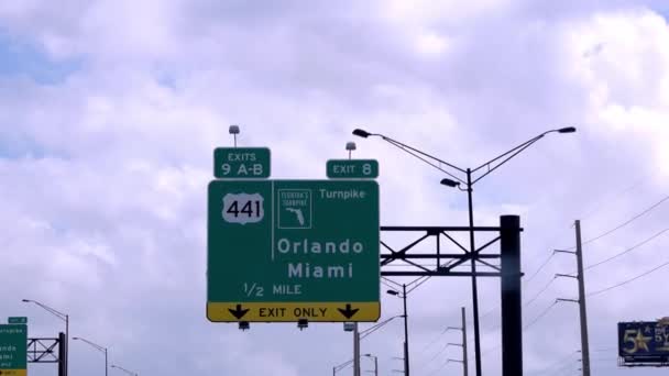 Señal de la calle en la carretera de Florida que muestra Miami y Orlando — Vídeos de Stock
