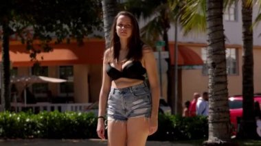 Miami South Beach plajına yürüyorum.