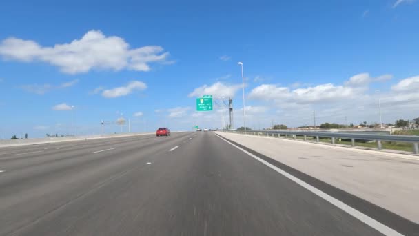 POV Drive over the Highways with street sign Miami International Airport - MIAMI, FLORIDA - 15 Φεβρουαρίου 2022 — Αρχείο Βίντεο