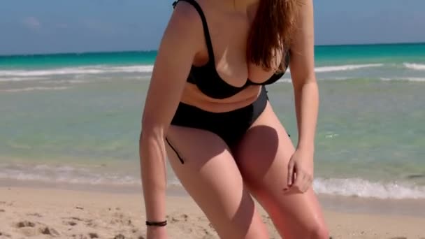 Une jeune femme profite du soleil à Miami Beach — Video