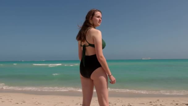 Mooie vrouw in een badpak geniet van de blauwe oceaan water op Miami Beach — Stockvideo