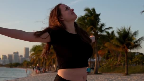 Femme heureuse profite du magnifique coucher de soleil sur la plage de Miami — Video