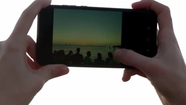 Tar ett foto av en vacker solnedgång — Stockvideo