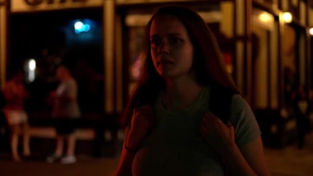 Genç düşünceli kadın gece sokakta yürüyor. — Stok video