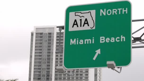 Signe de direction vers Miami Beach dans le centre de Miami — Video