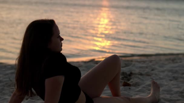 일몰 후 마이애미 해변에서 휴식을 취하는 모습 — 비디오