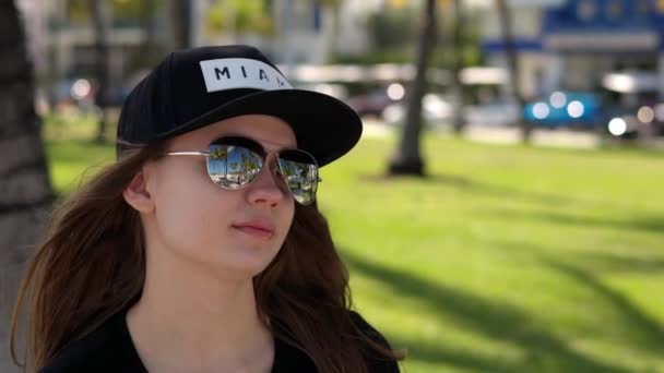 Joven bonita mujer disfruta del sol de Miami Beach — Vídeos de Stock