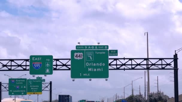 Señal de la calle en la carretera de Florida que muestra Miami y Orlando — Vídeos de Stock
