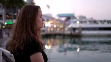 Miami Bayside 'da genç bir kadın. Akşamları yakın çekim.