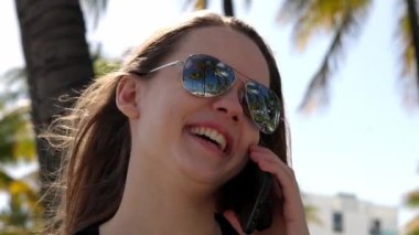 Genç ve güzel bir kadın Miami sahilinin güneşinin tadını çıkarıyor.