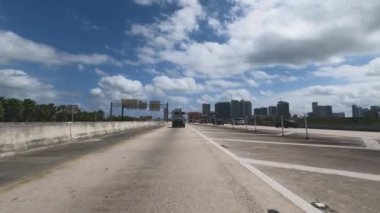 Miami Otoyolları üzerindeki POV Yolu - MIAMI, FLORIDA - 15 Şubat 2022