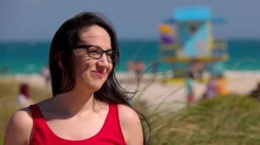 Miami Beach 'te güzel bir kadın yaz tatilinin tadını çıkarıyor.