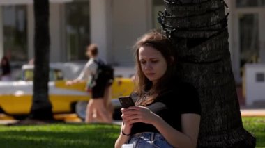 Genç bir kadın Miami Güney Sahili 'nin avlusunda güneşleniyor.