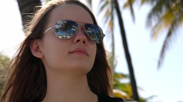 若いです可愛い女性はマイアミビーチの太陽を楽しんでいます — ストック動画