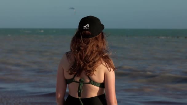 키 웨스트 해변에서 수영복을 입은 아름다운 젊은 여자 — 비디오