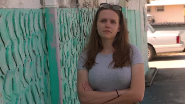 Портрет молодої впевненої жінки в спекотний літній день — стокове відео
