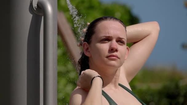 在海滩日光浴后正在洗澡的年轻女子 — 图库视频影像