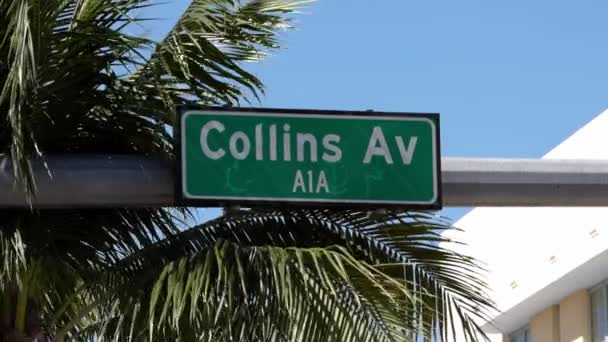 Miami Beach, Güney Sahili 'nde ünlü Collins Bulvarı — Stok video
