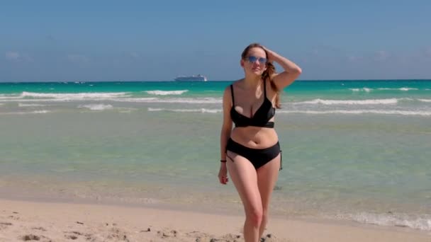 若い女性はマイアミビーチで太陽を楽しんでいます — ストック動画