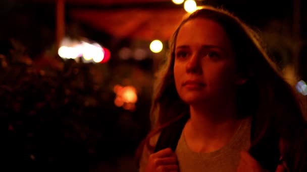 Młoda piękna kobieta spaceruje nocą ulicą Duval na Key West — Wideo stockowe