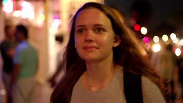 Νεαρή όμορφη γυναίκα περπατά κατά μήκος της οδού Duval στο Key West τη νύχτα — Αρχείο Βίντεο