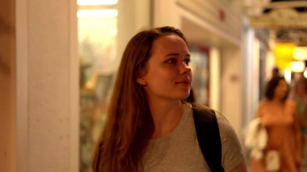 Ung vacker kvinna går längs Duval gatan på Key West på natten — Stockvideo