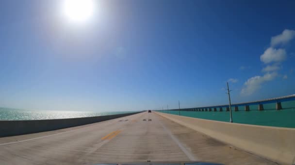 POV Drive sobre el puente de las Siete Millas en los Cayos de Florida - CLAVE OESTE, FLORIDA - 15 DE FEBRERO DE 2022 — Vídeo de stock