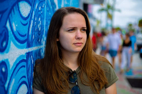 Jovem mulher bonita com um olhar pensativo posa para a câmera nas ruas de Miami — Fotografia de Stock