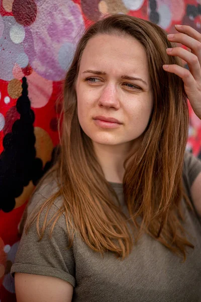 Junge hübsche Frau mit nachdenklichem Blick posiert in den Straßen von Miami für die Kamera — Stockfoto