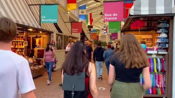 Kleine Geschäfte am Bayside Marketplace Miami - MIAMI, Vereinigte Staaten - 20. FEBRUAR 2022 — Stockvideo