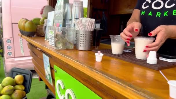 Eau de coco fraîche à Wynwood Market Place à Miami - MIAMI, ÉTATS-UNIS - 20 FÉVRIER 2022 — Video