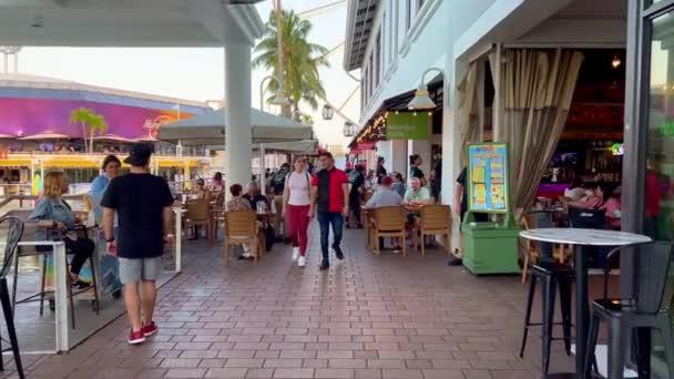 Populär marknadsplats vid Bayside i centrala Miami - MIAMI, FÖRENADE STATERNA - the Bayside 20, 2022 — Stockvideo