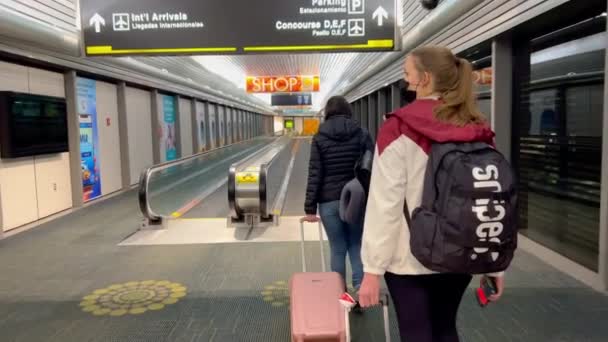 Пассажиры, прибывающие в аэропорт - MIAMI, UNITED STATES - 20 февраля 2022 года — стоковое видео