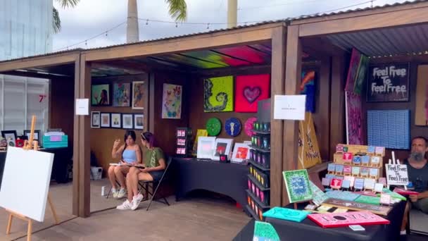 Wynwood Market Place is a great place to relax watching modern art - MIAMI, UNITED STATES - FEBRUARY 20, 2022 — Stock Video