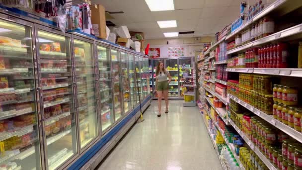Купівля в маленькому супермаркеті - ІСЛАМОРАДА, УНІДСЬКІ СТАТИ - 20 ФЕБРУАРЯ 2022 року — стокове відео