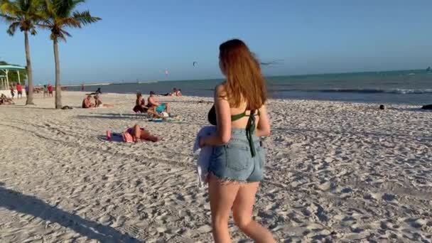 ヒッグスビーチは人気のビーチで、キーウェストでリラックスする場所です-アメリカ合衆国、キーウェスト- 2022年2月20日 — ストック動画