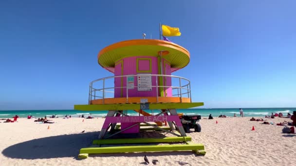 マイアミビーチの典型的なカラフルなライフガードの家-アメリカ合衆国,マイアミ- 2022年2月20日 — ストック動画
