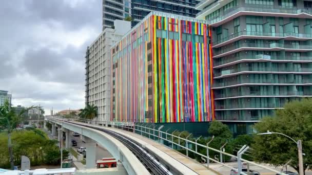 Metromover monorail in Miami Downtown - MIAMI, UNITED STATES - 20 февраля 2022 — стоковое видео