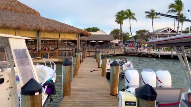 Bayside Marina en Islamorada es un lugar popular para relajarse y disfrutar de la puesta de sol - ISLAMORADA, ESTADOS UNIDOS - 20 de FEBRERO de 2022 — Vídeo de stock