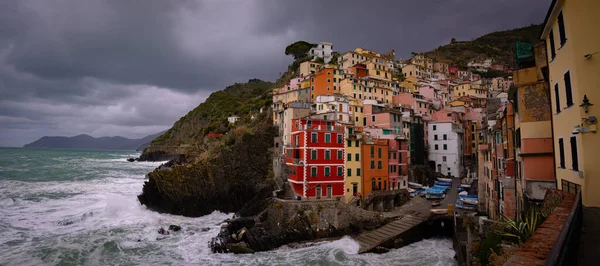 Bunte Häuser in Riomaggiore an der italienischen Westküste - Cinque Terre - CINQUE TERRE, ITALIEN - 28. NOVEMBER 2021 — Stockfoto
