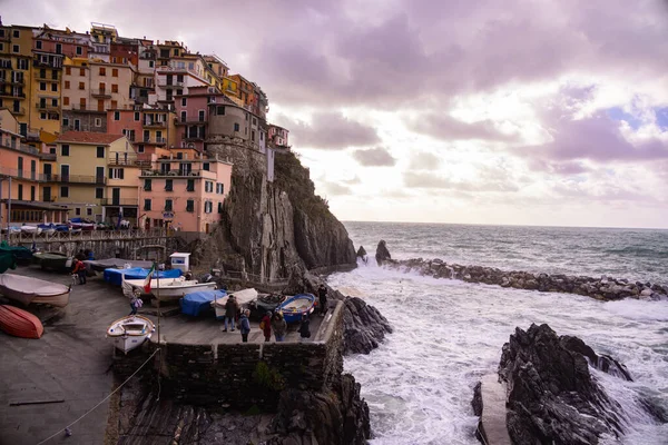 Удивительная деревня Манарола в Чинкве-Терре на итальянском побережье - CINQUE TERRE, Италия - 28 ноября 2021 года — стоковое фото