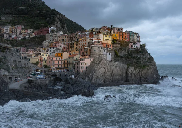 Чудова Манарола на Cinque Terre Italy увечері - CINQUE TERRE, ITALY - NOVEMBER 28, 2021 — стокове фото