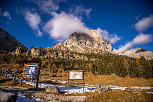 Dolomiterna i de italienska alperna - typiska vyer - TRENTINO, ITALIEN - NOVEMBER 24, 2021 — Stockfoto